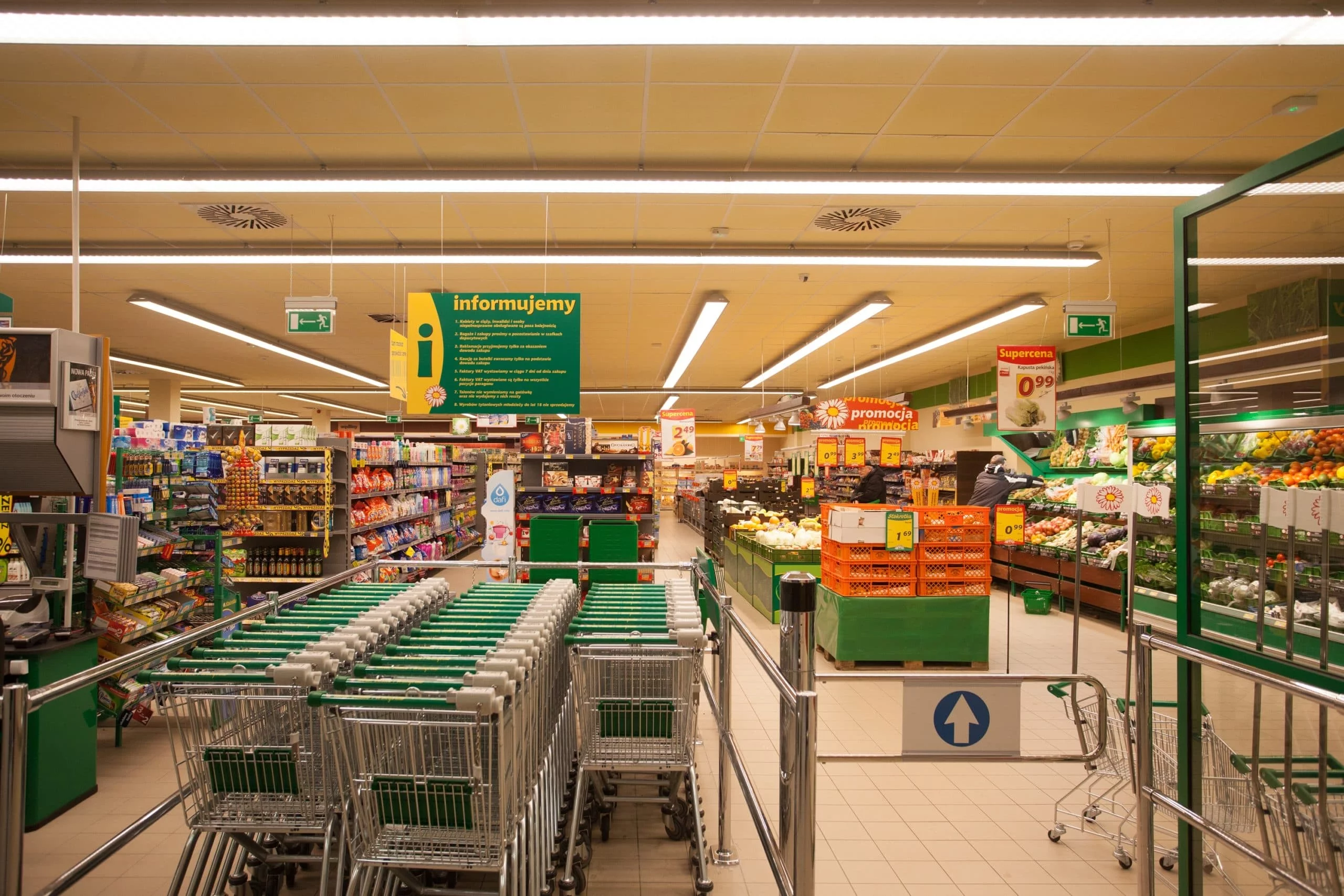 Zwieszane linie świetlne LED nad strefą kas w sklepie spożywczym Stokrotka