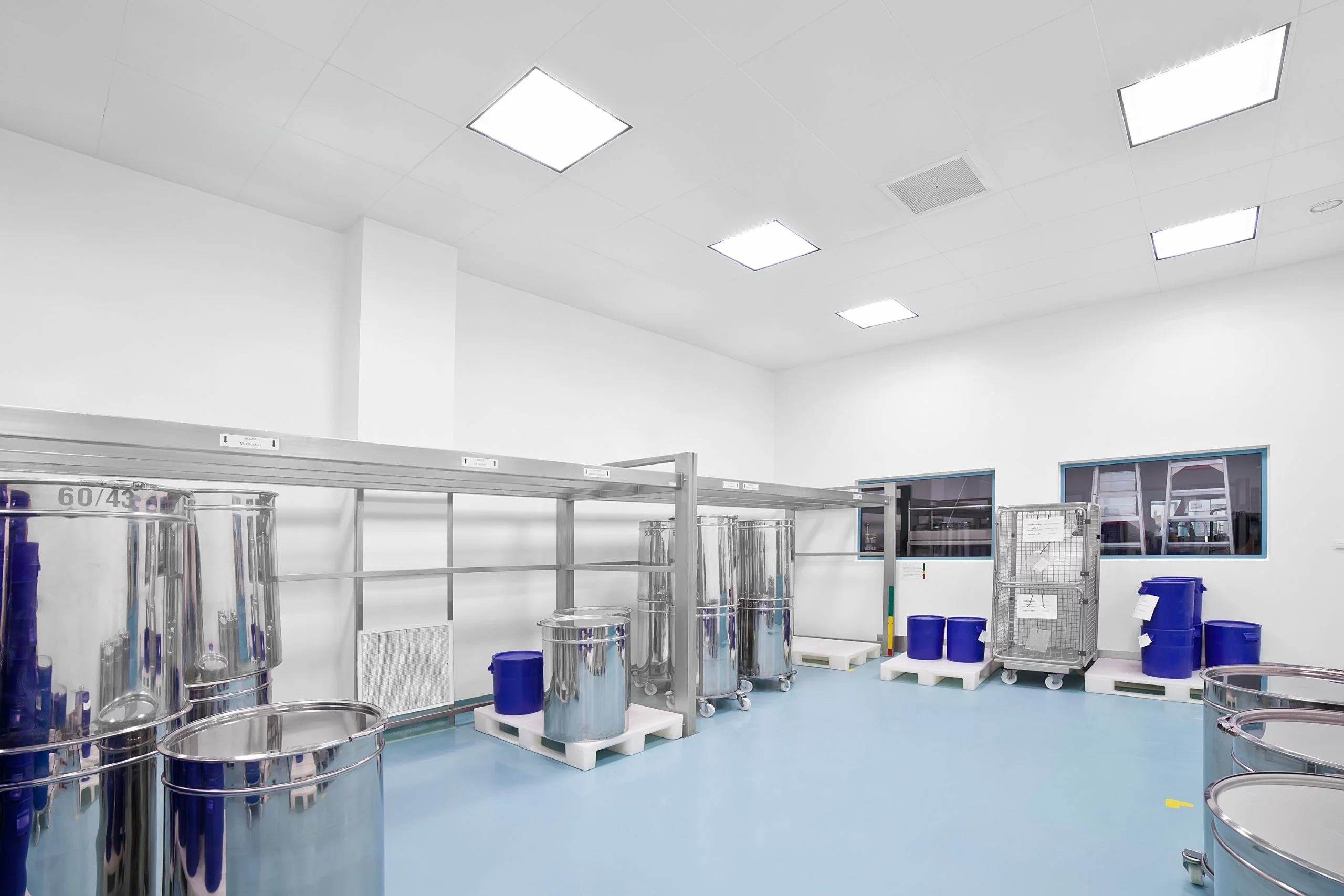 Modernizacja oświetlenia u producenta leków za pomocą oprawy do pomieszczeń czystych