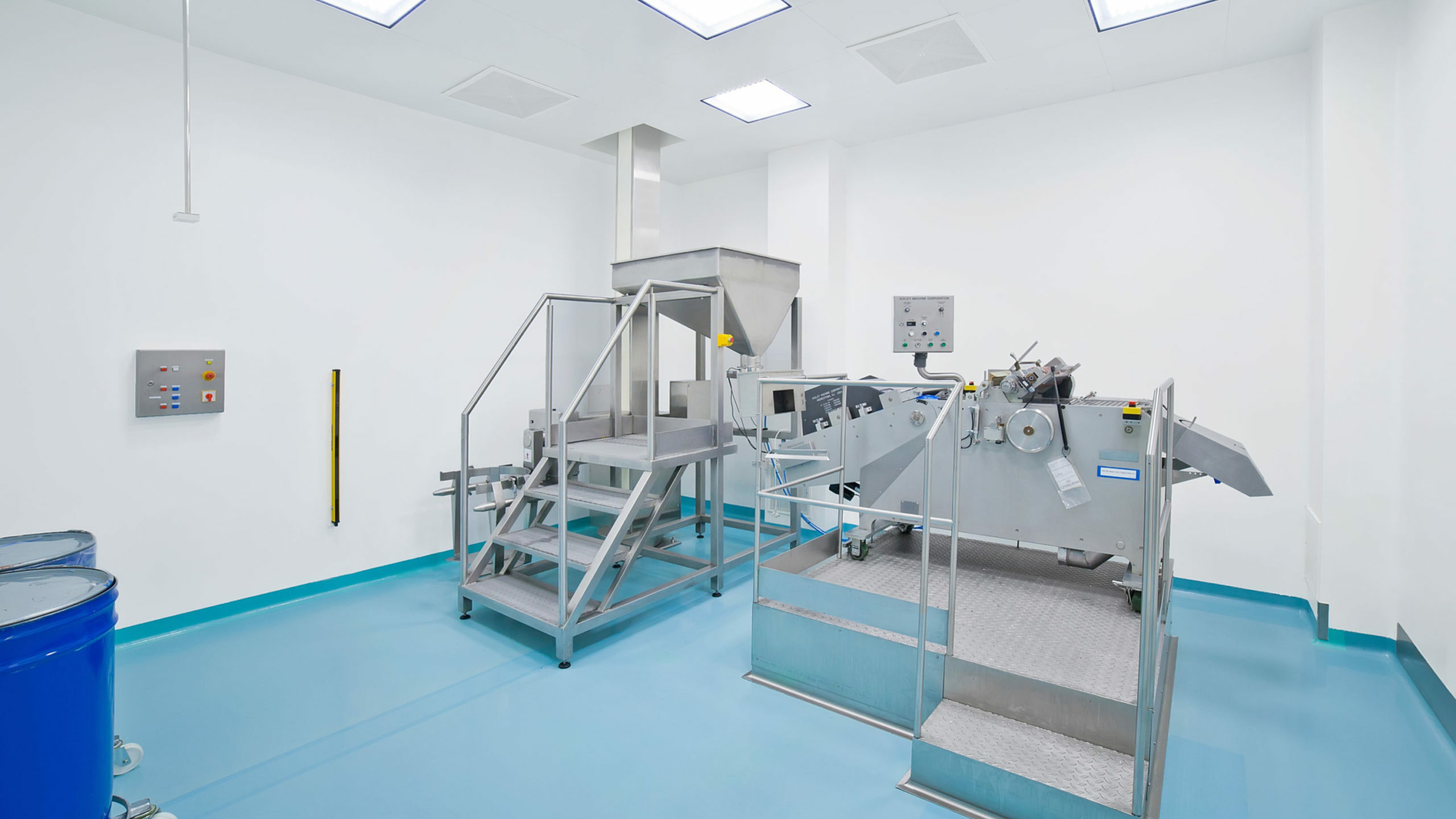 Modernizacja oświetlenia u producenta leków za pomocą oprawy do pomieszczeń czystych