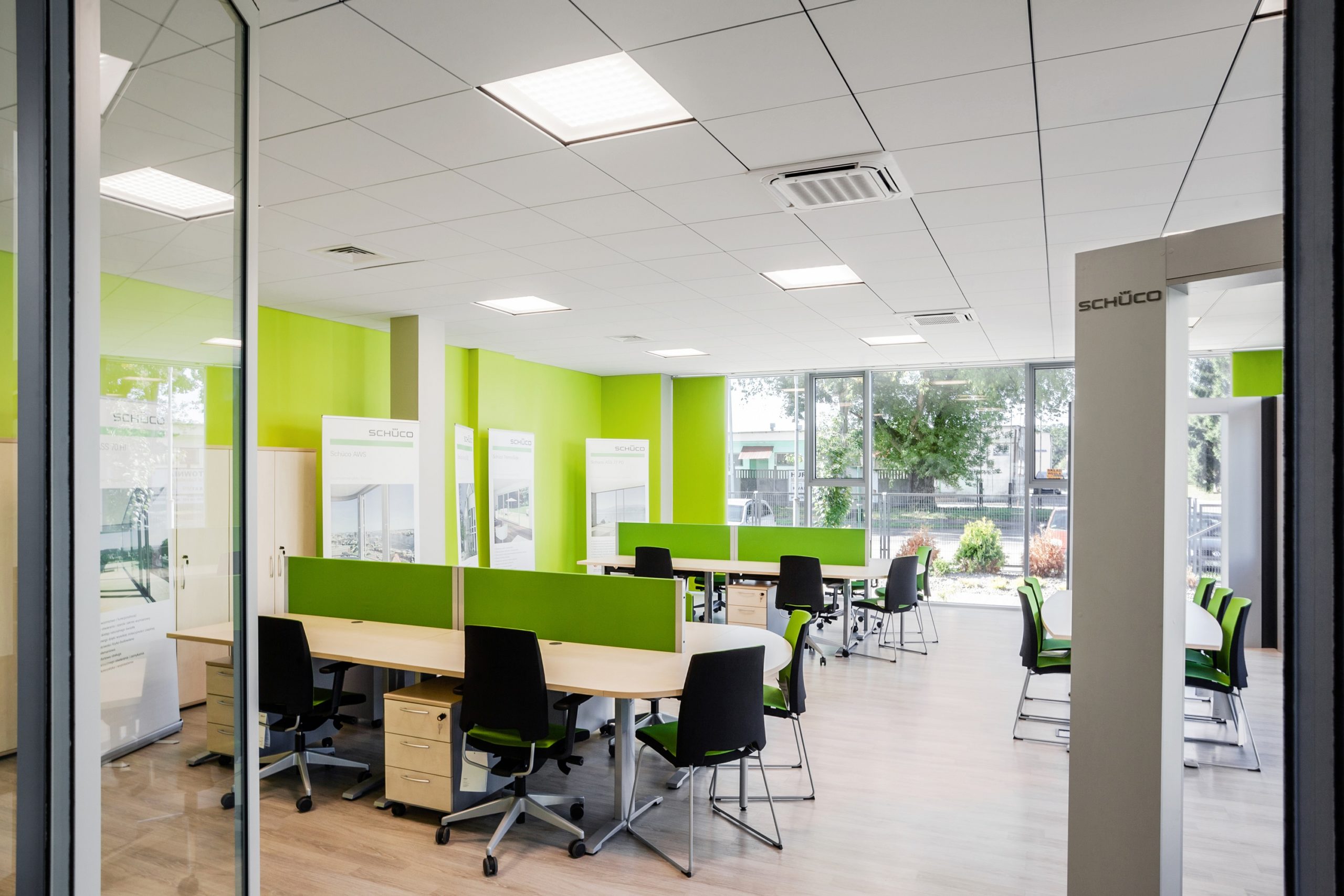 Oprawy biurowe Edge w biurowcu Goleniów, który przeszedł modernizację oświetlenia - Luxon LED