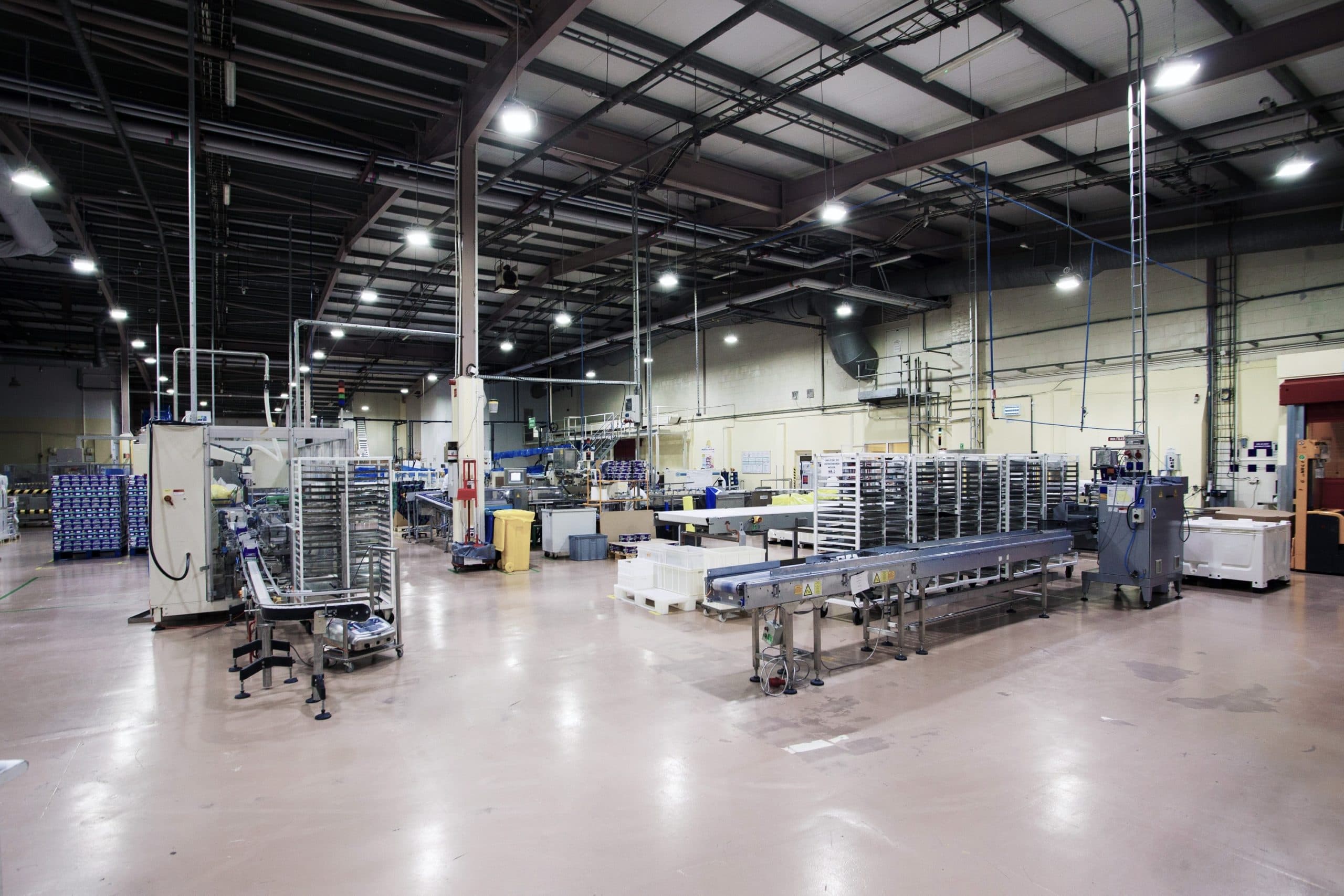 oprawy Highbay w hali produkcyjnej przemysłu spożywczego - Luxon LED