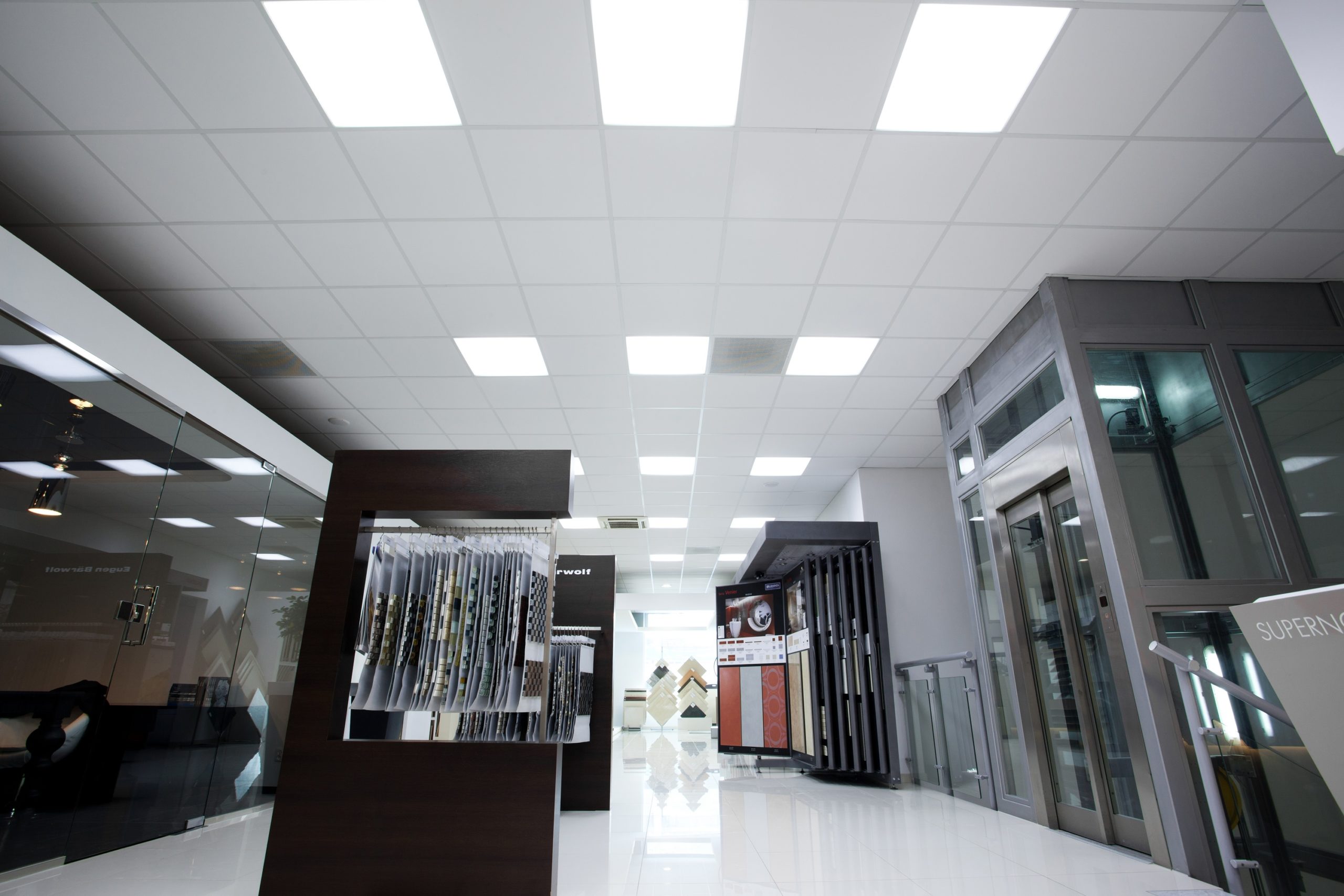 Oprawy biurowe Edge w salonie sprzedaży firmy Cermag - Luxon LED