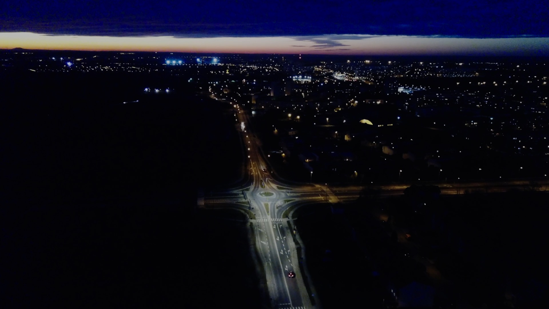 Zdjęcie ulicy Sudeckiej w Legnicy oświetlonej oprawami Cordoba - Luxon LED