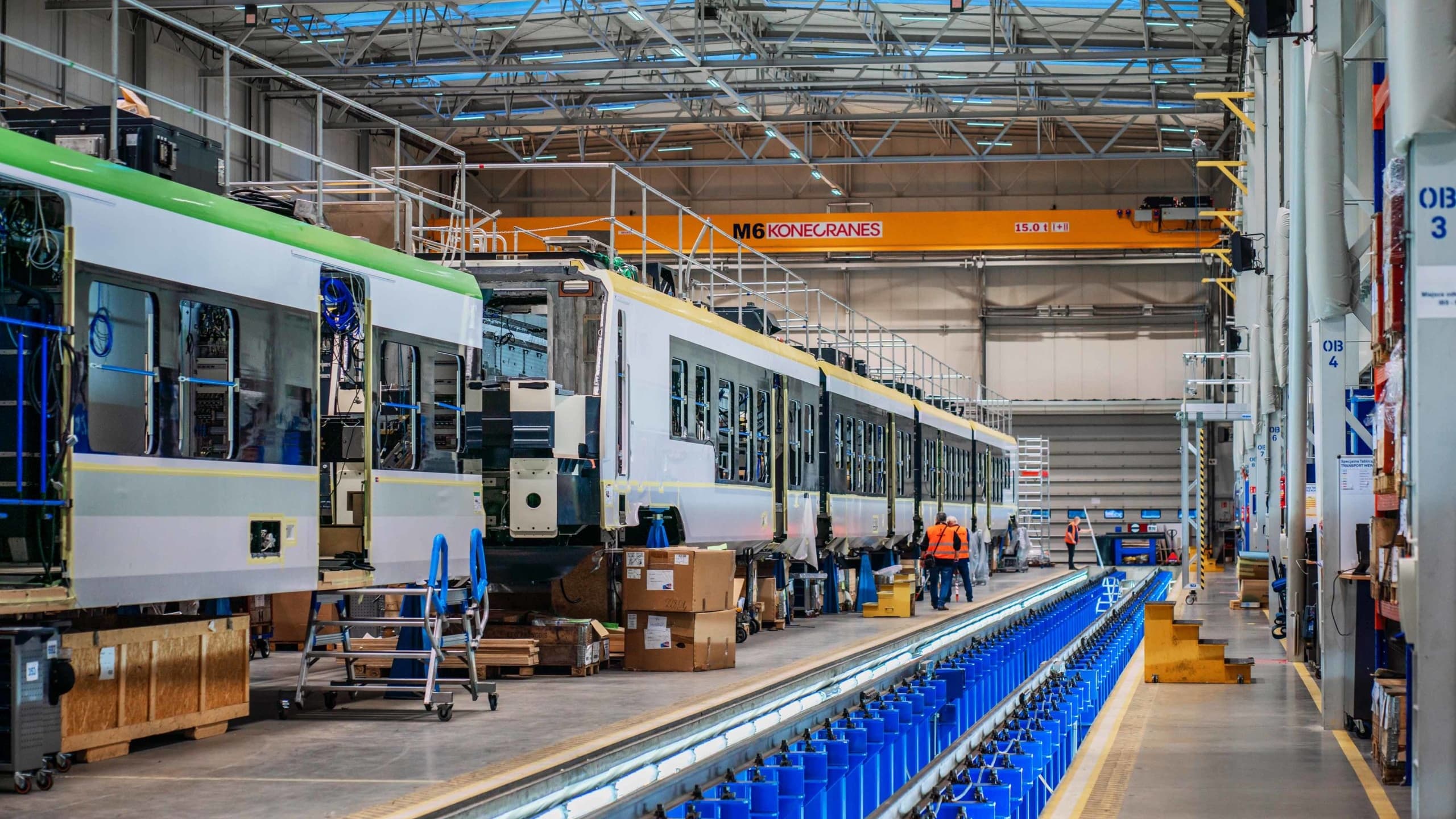 Modernizacja oświetlenia w hali produkcyjnej szwajcarskiego producenta taboru kolejowego - Stadler