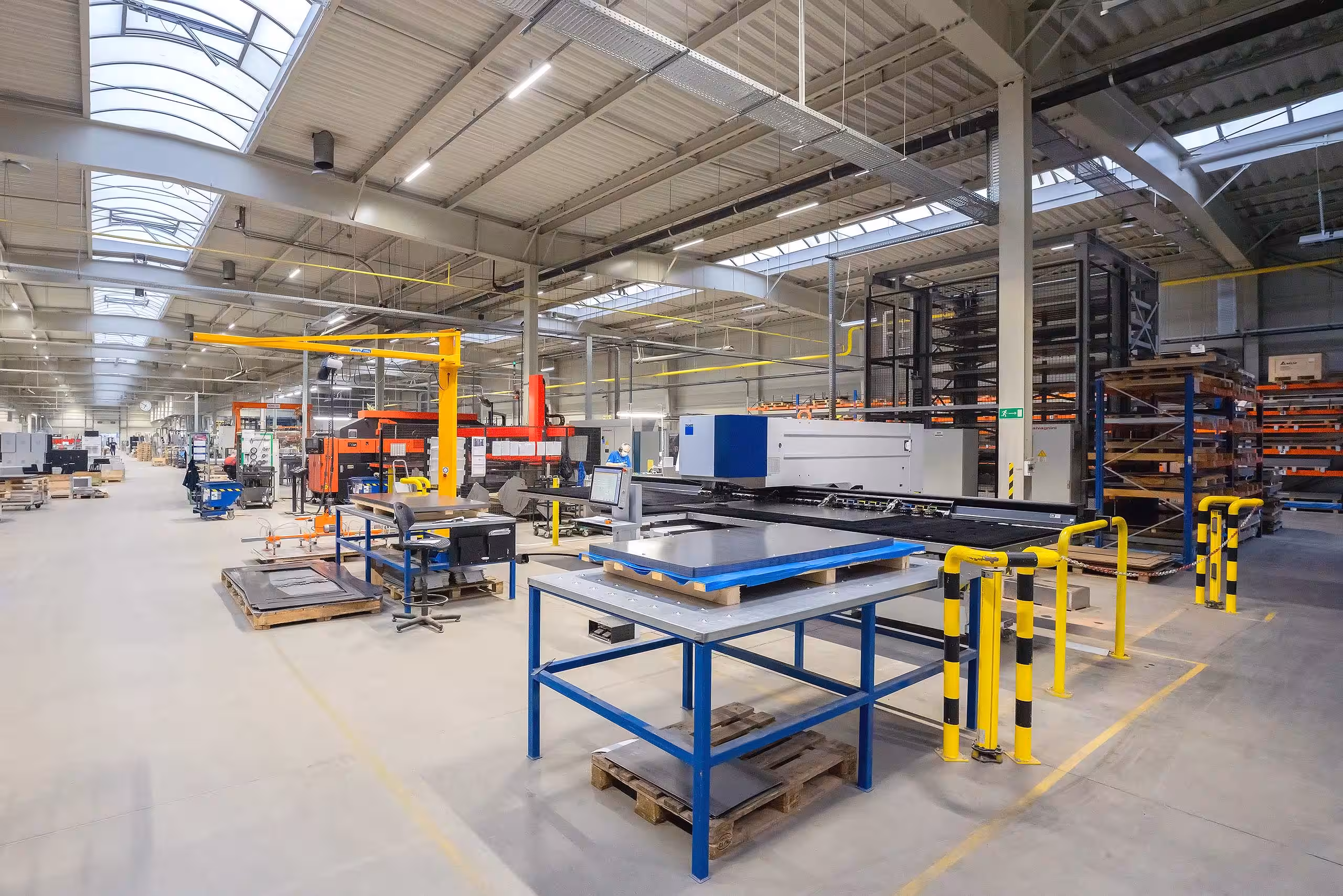 System DALI do sterowania oświetleniem LED w halach ZPAS Group, poprawiający efektywność i oszczędność energii.