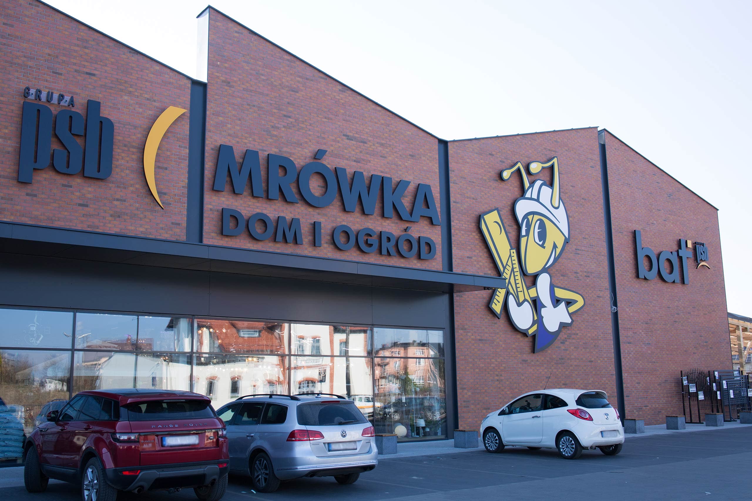 Oprawy Cordoba LED zastosowane na parkingach sieci BAT Sp. z o.o., zwiększające bezpieczeństwo i oszczędność energii.