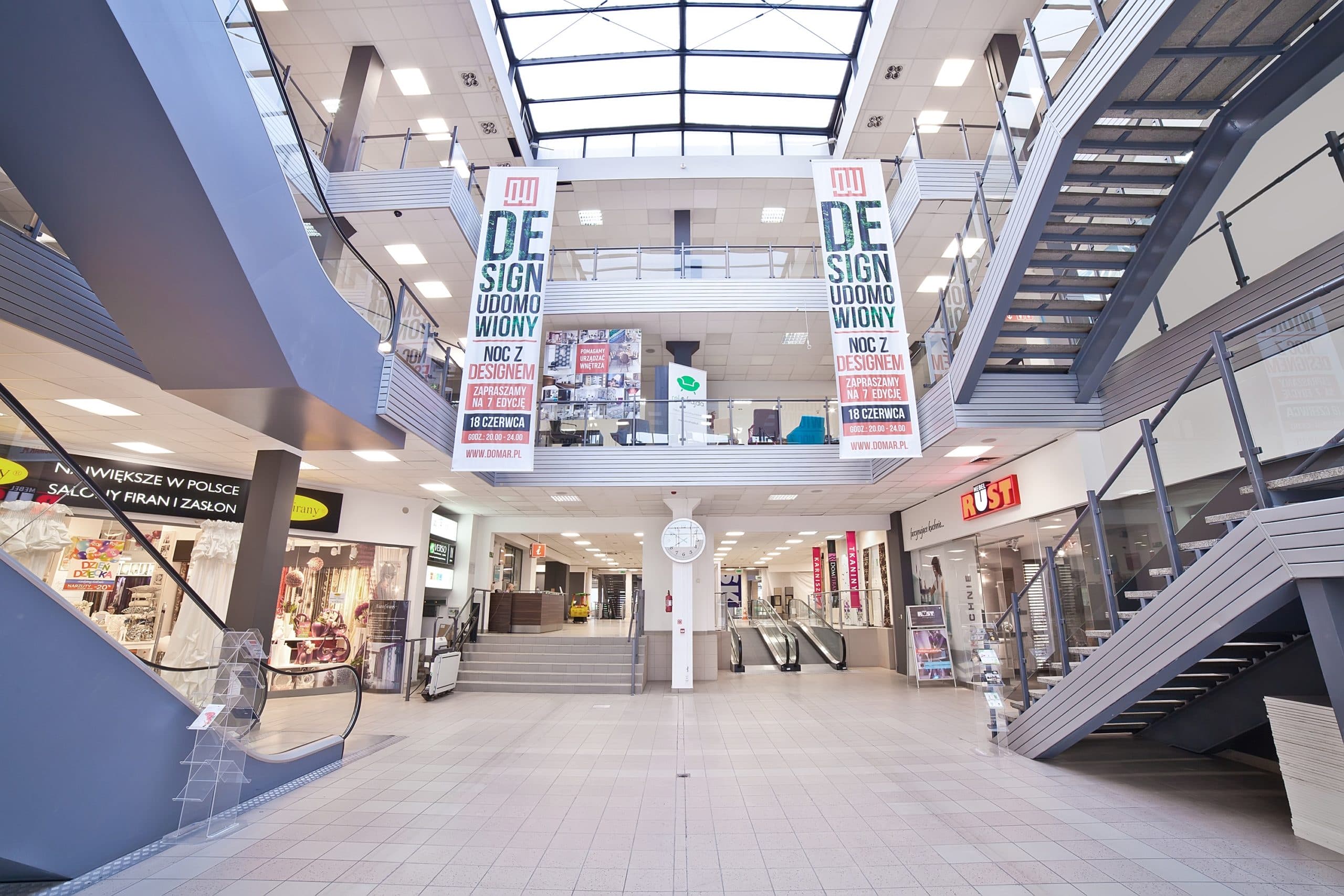 Zmodernizowane oświetlenie w galerii wnętrz Domar - panele ledowe Edge - Luxon LED