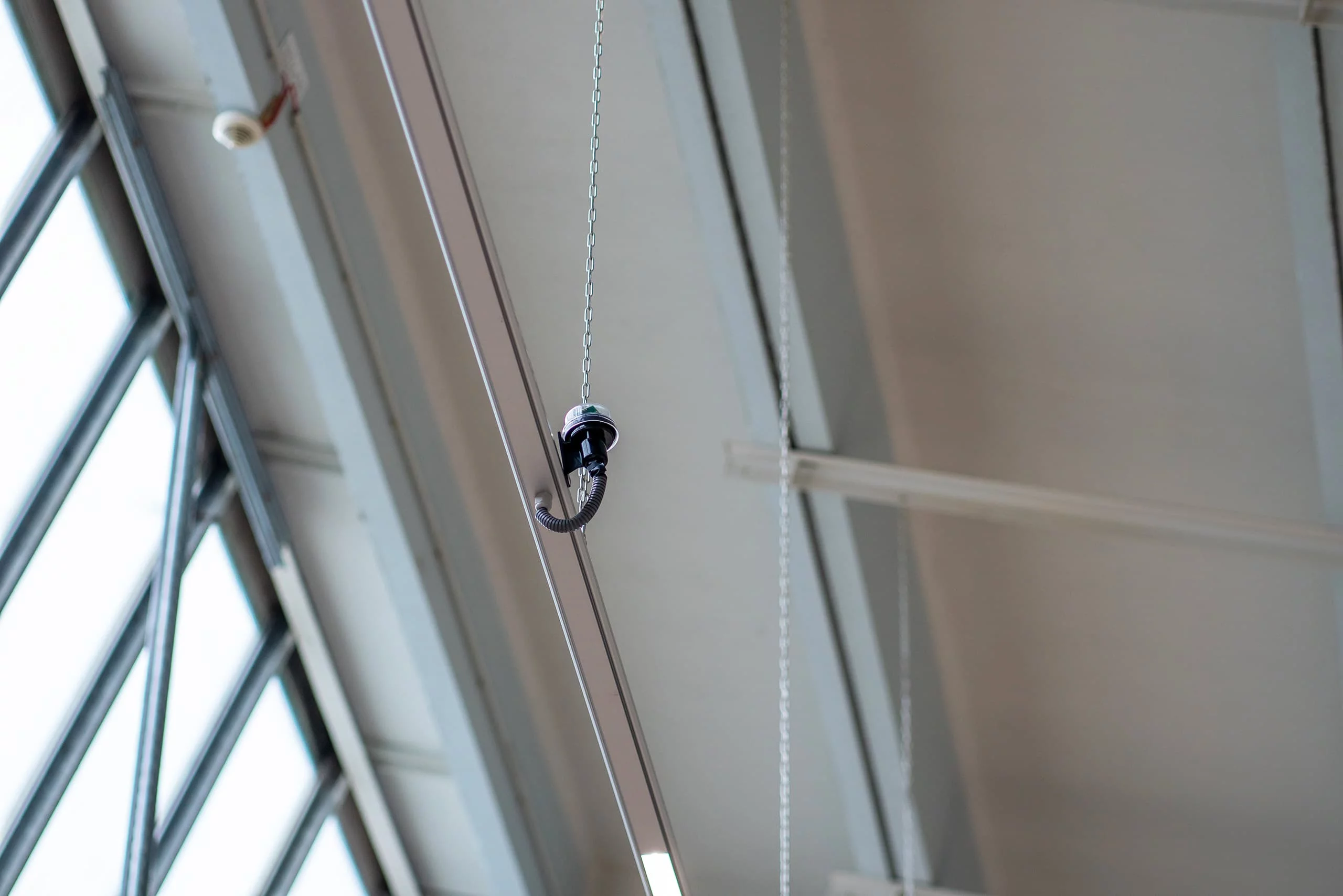 Inteligentny system sterowania oświetleniem LED w zakładzie PRETTL Electronics.