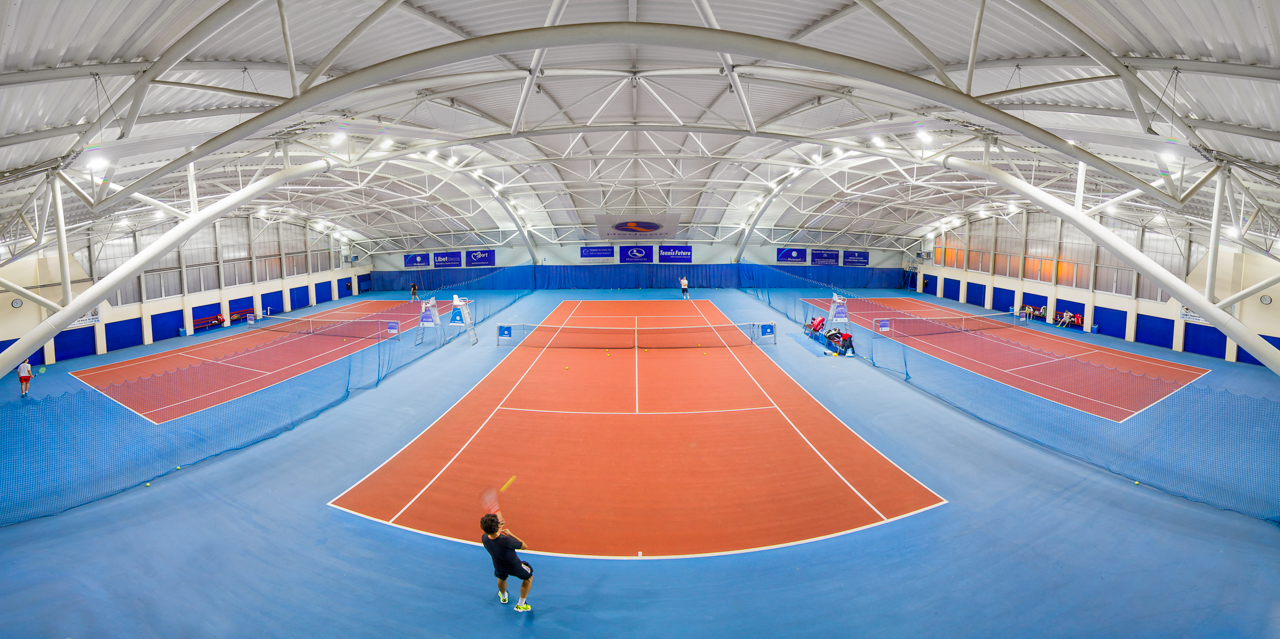 Oświetlenie obiektu sportowego: redeco centrum tenisowe