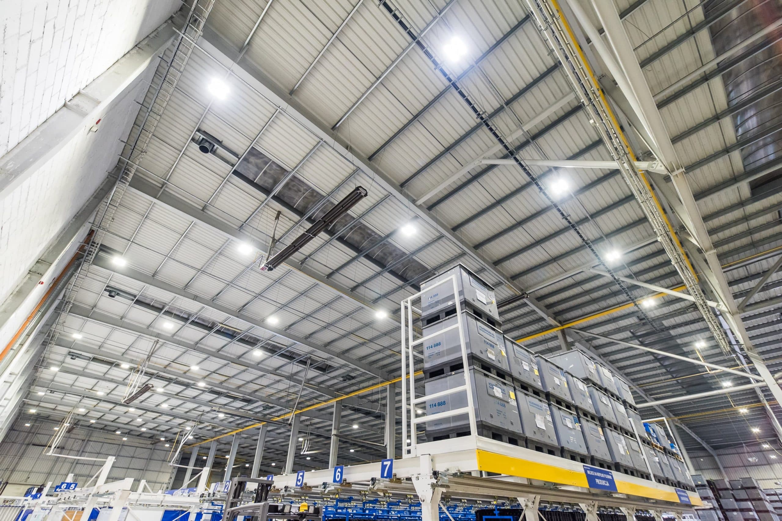 Oprawy przemysłowe Highbay w zmodernizowanym budynku firmy Simoldes