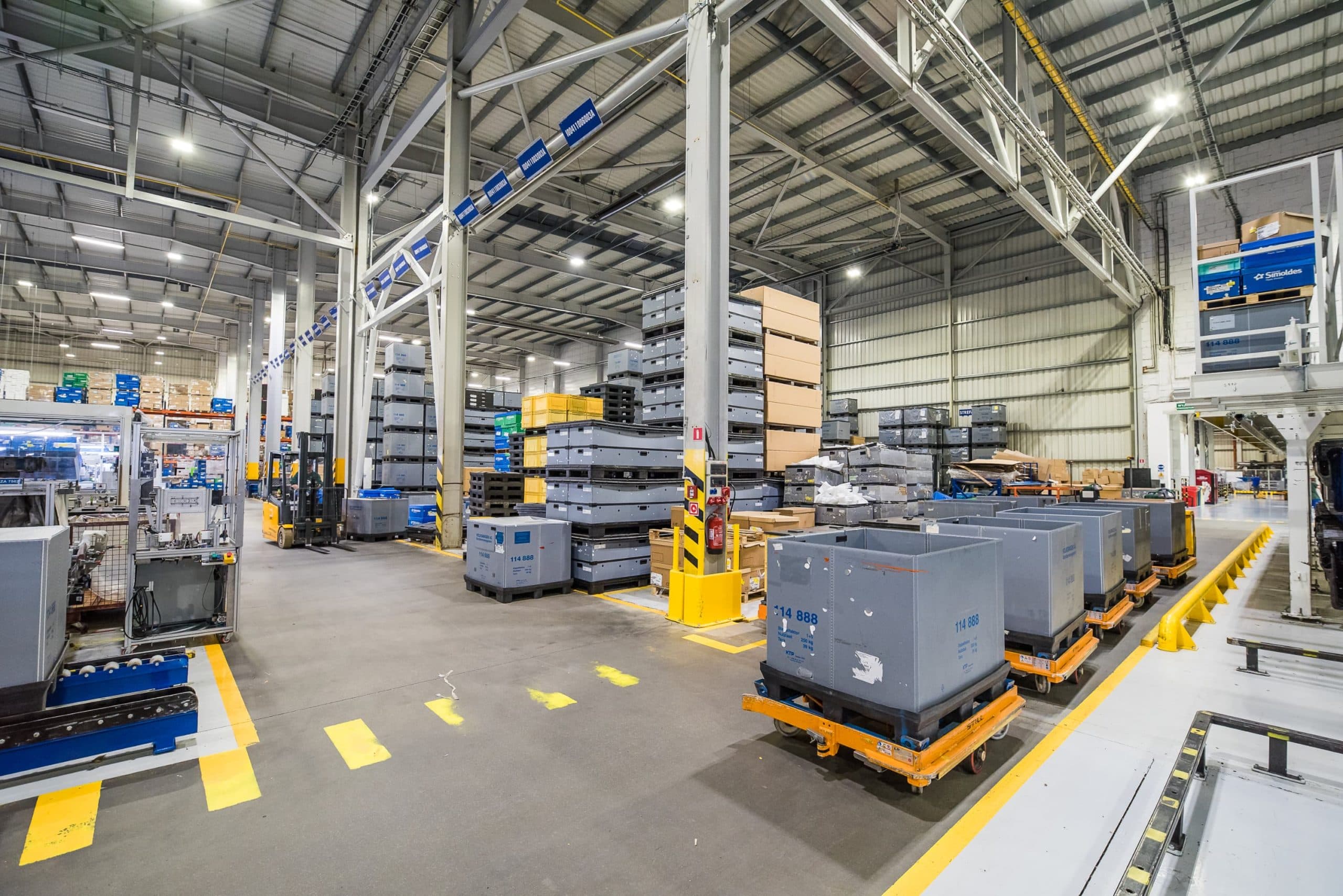 Oprawy przemysłowe Highbay w hali produkcyjnej firmy Simoldes - Luxon LED