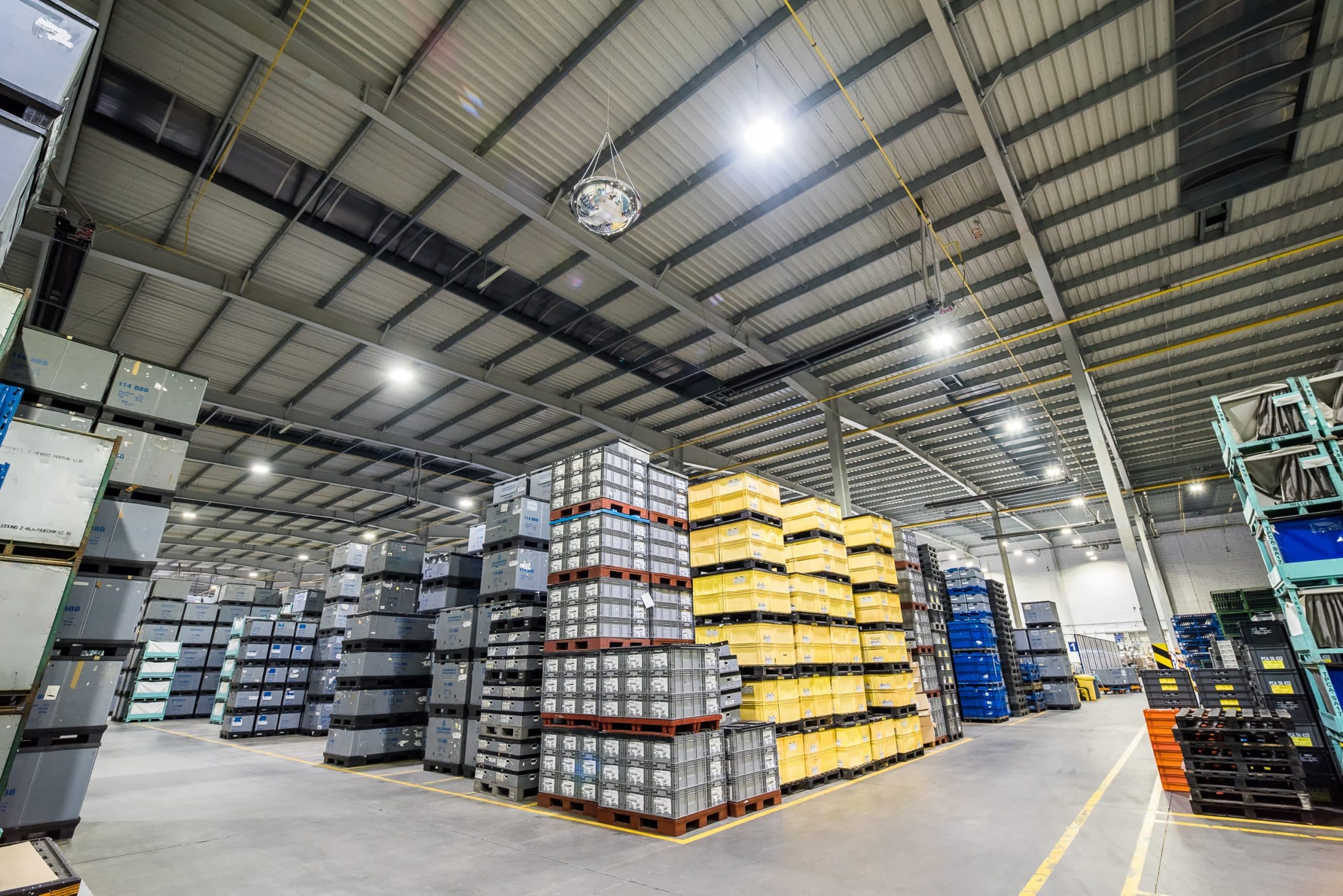Oprawy Highbay w hali magazynowej firmy Simoldes - Luxon LED
