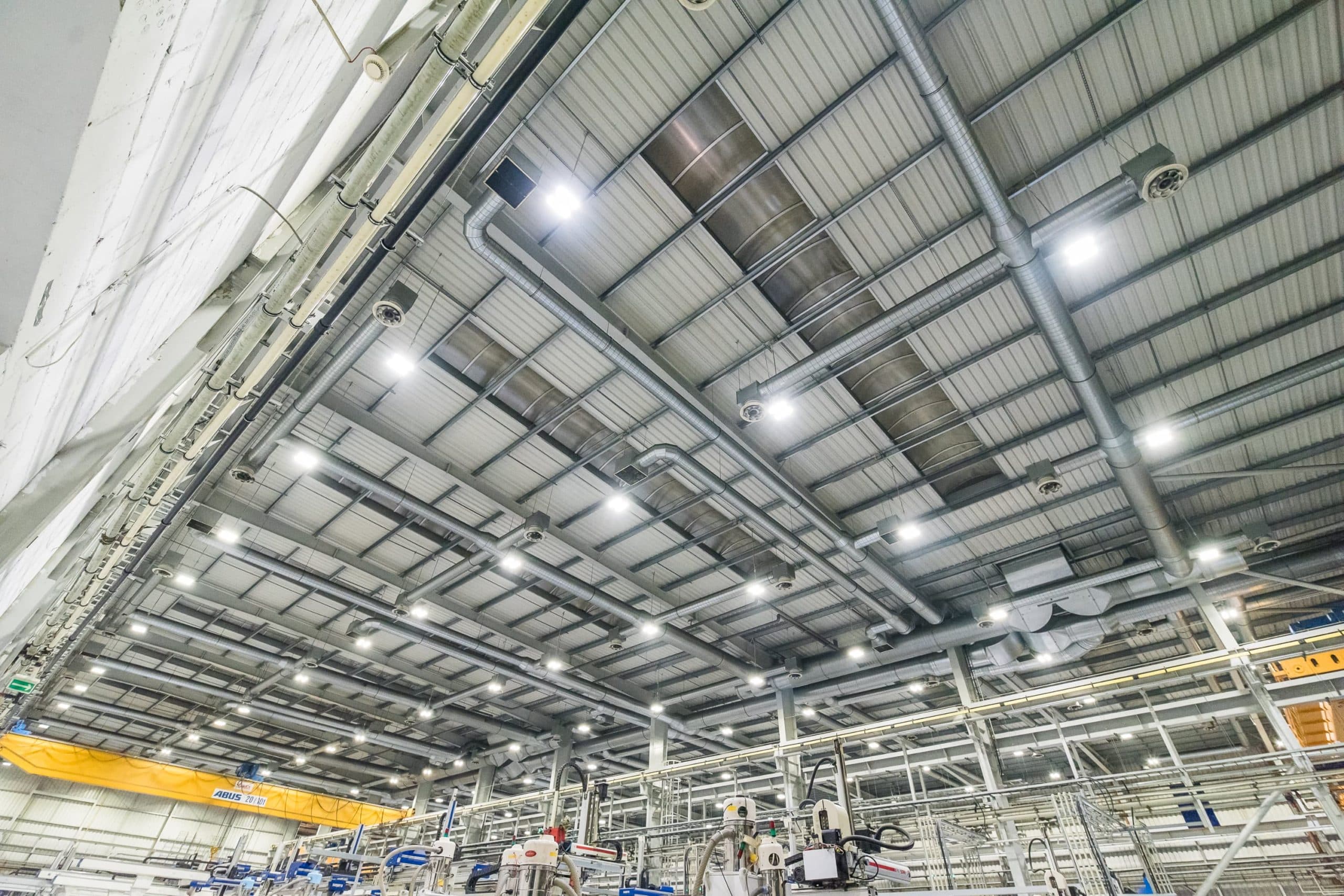 Hala produkcyjna firmy Simoldes po modernizacji oświetlenia - Luxon LED