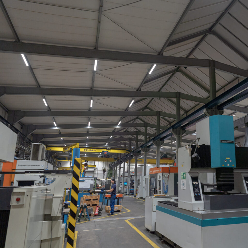 Modernizacja oświetlenia LED w zakładzie produkcyjnym Theysohn Formenbau GmbH.