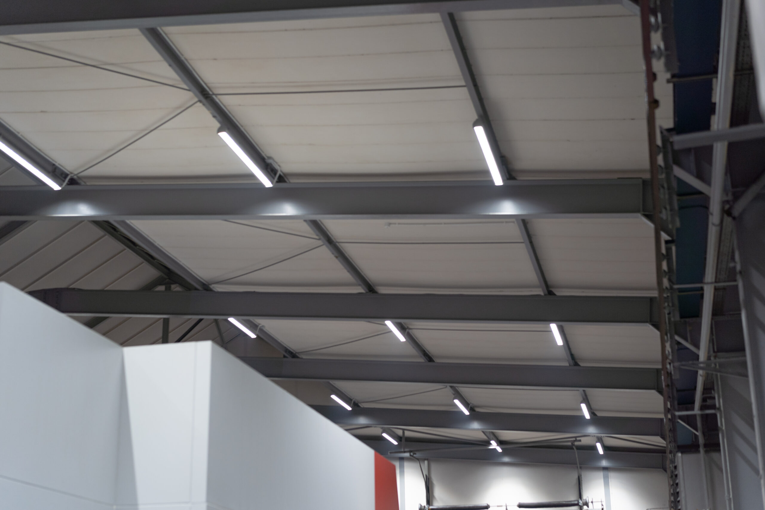 Zdalne sterowanie oświetleniem LED w zakładzie produkcyjnym za pomocą systemu Helvar.