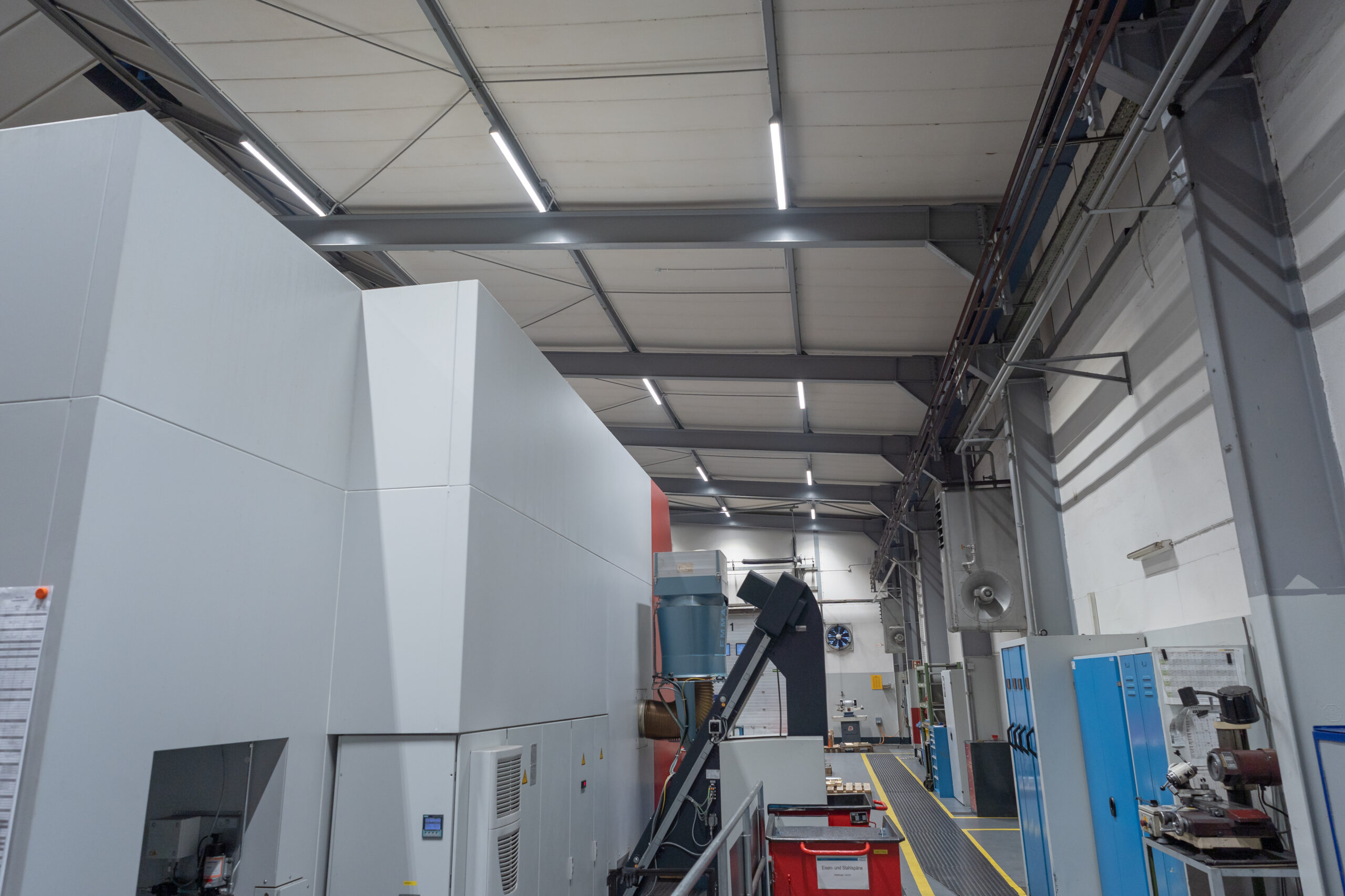 System sterowania oświetleniem LED w zakładzie produkcyjnym Theysohn Formenbau.