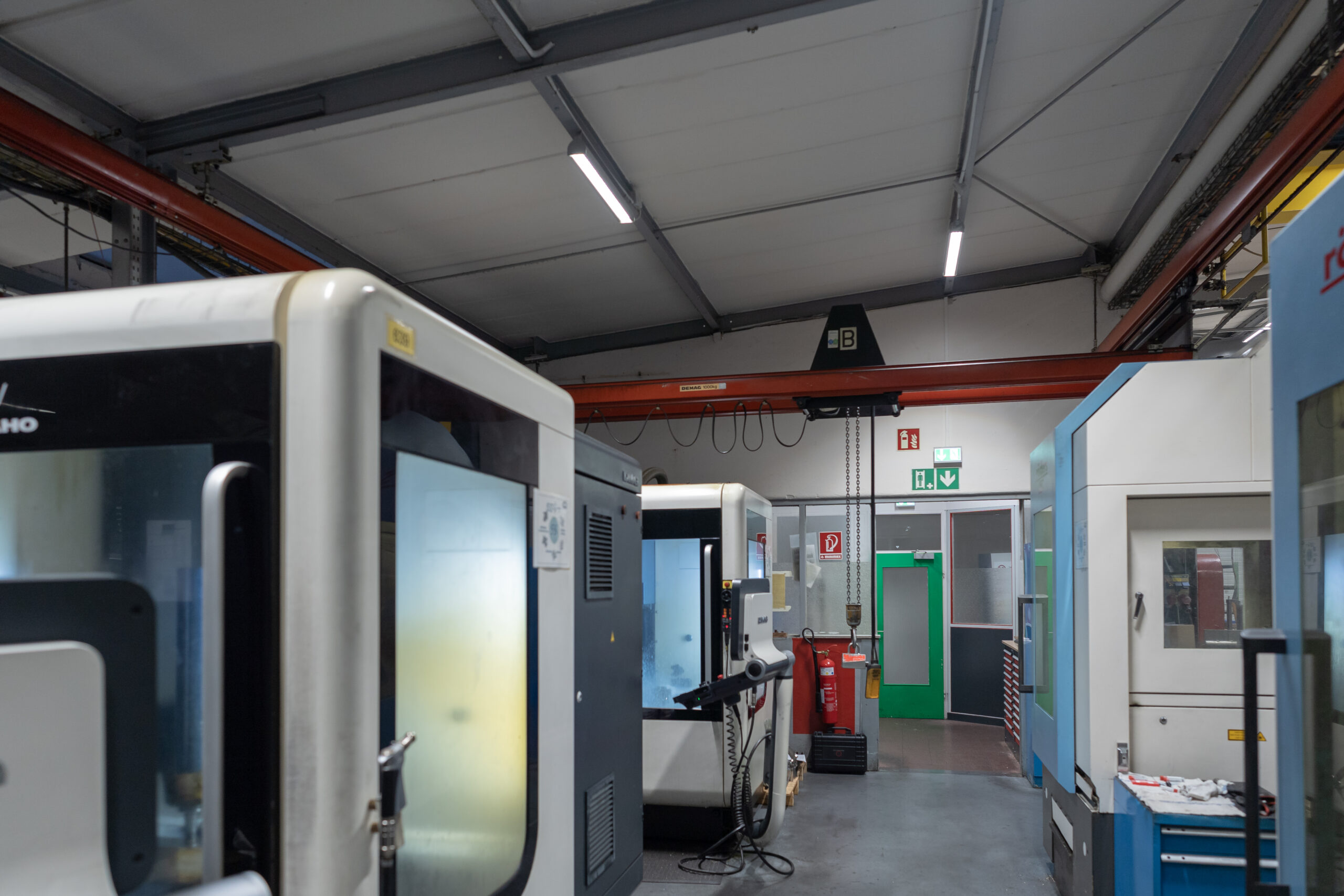 Oświetlenie LED w zakładzie produkcyjnym redukujące zużycie energii o 50%.