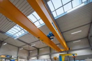 Oświetlenie LED w hali produkcyjnej odporne na wysokie temperatury.