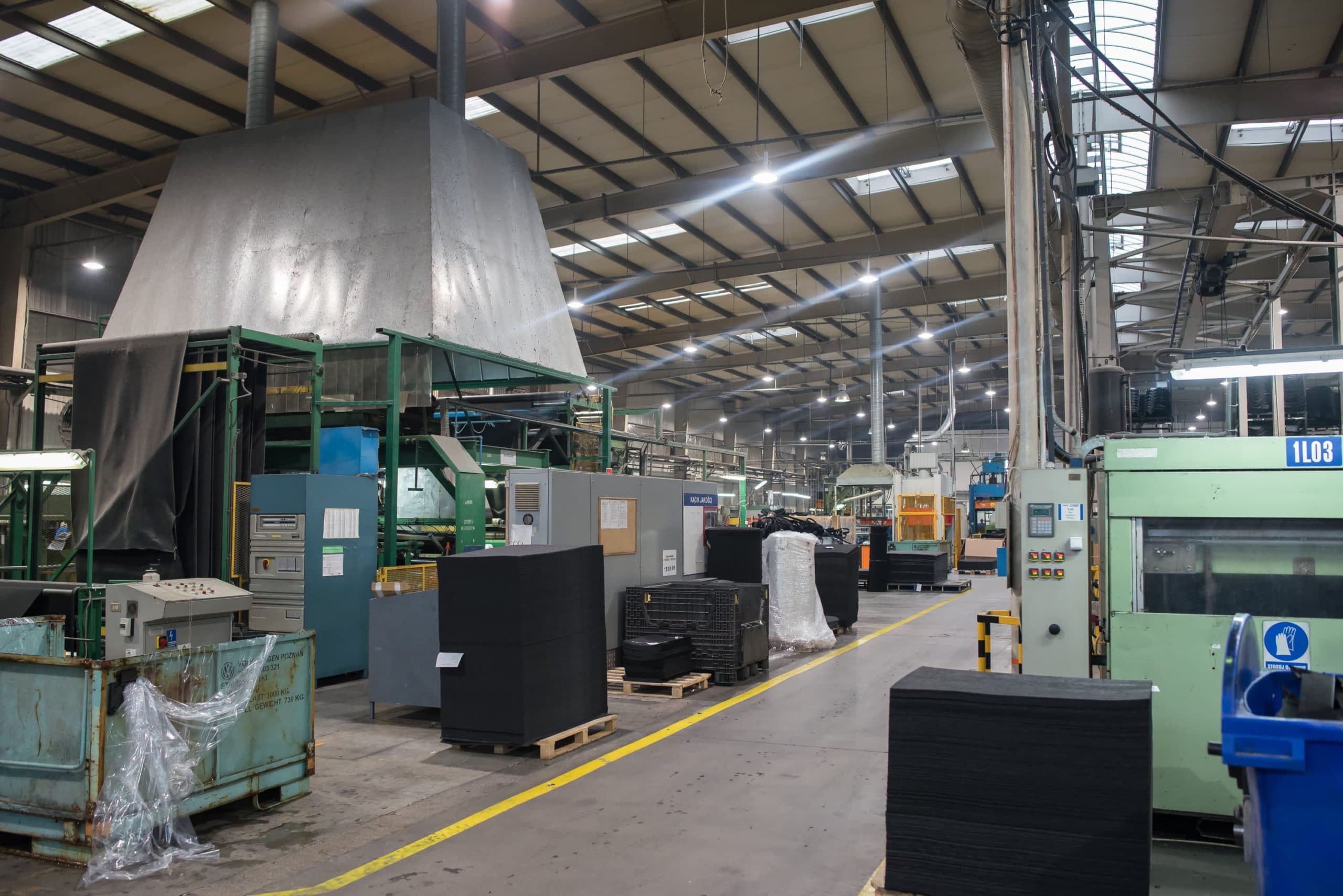 Oprawy przemysłowe Highbay w hali produkcyjnej firmy Orsa Moto - Luxon LED