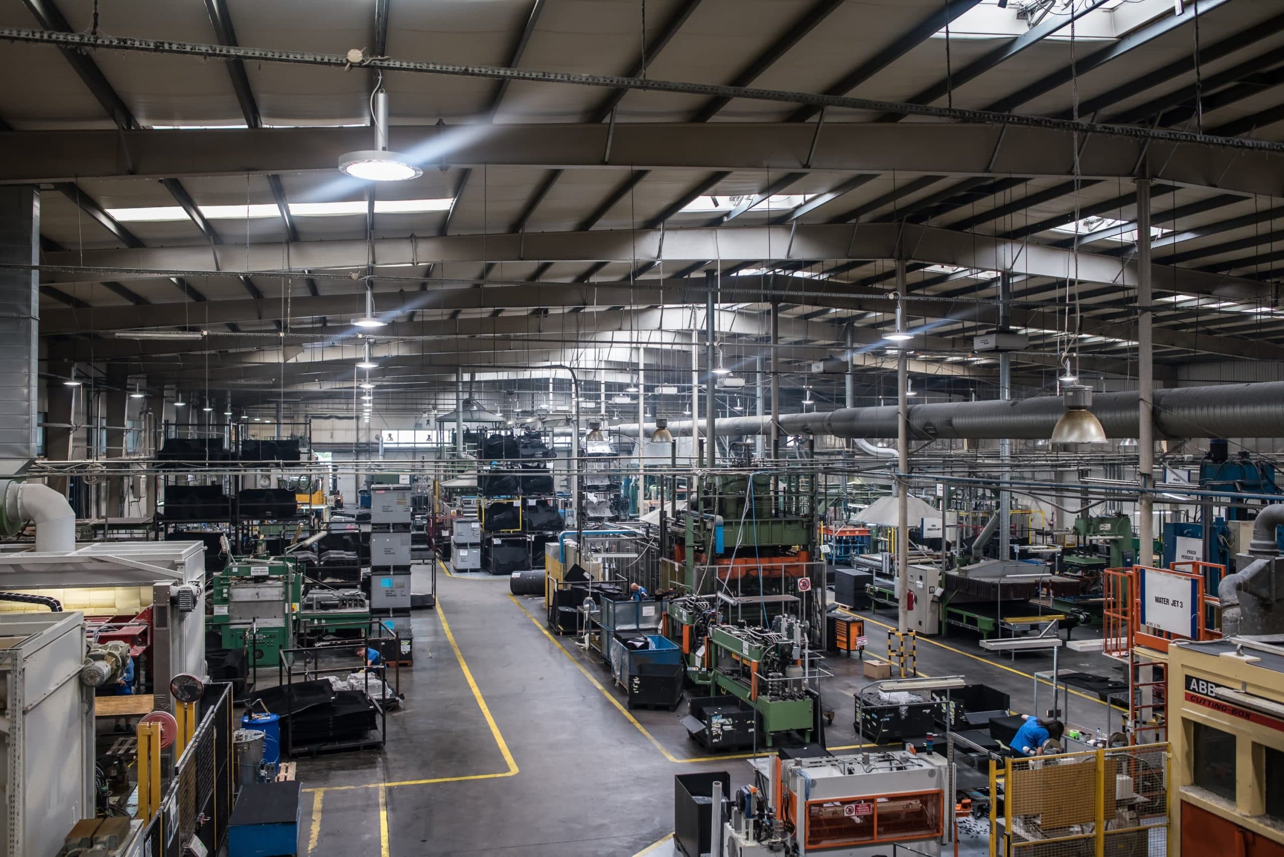 Oprawy Highbay w hali produkcyjnej firmy Orsa Moto - Luxon LED