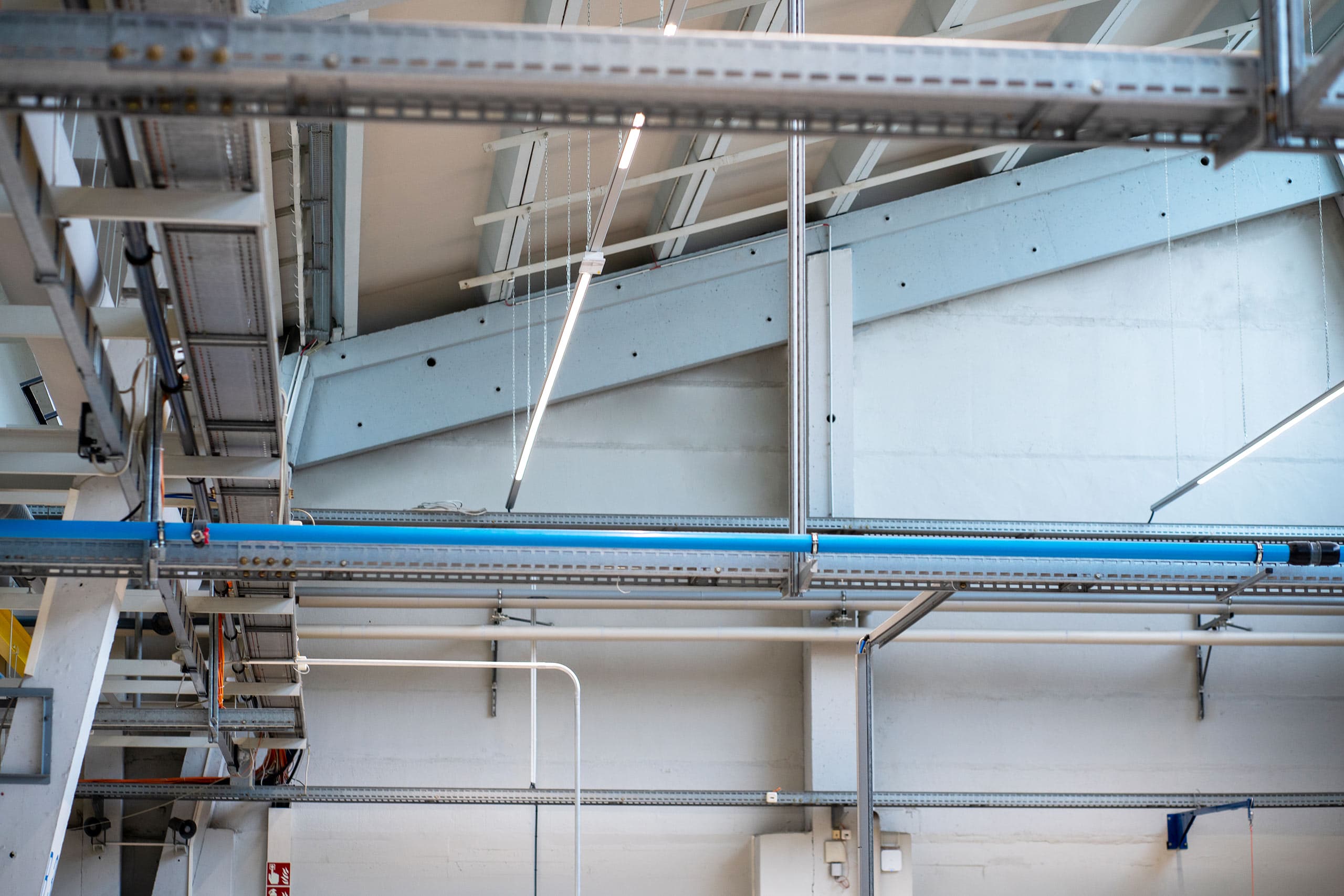 Zwiększenie efektywności pracy dzięki modernizacji oświetlenia w hali produkcyjnej.