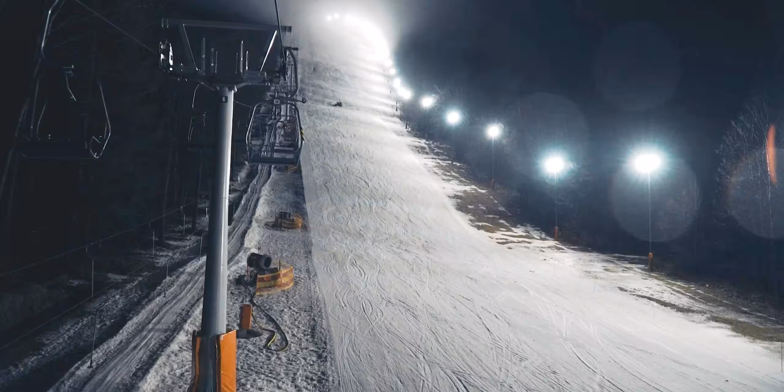 Oprawy Skylight LED zastosowane na stoku narciarskim zapewniające równomierne oświetlenie.