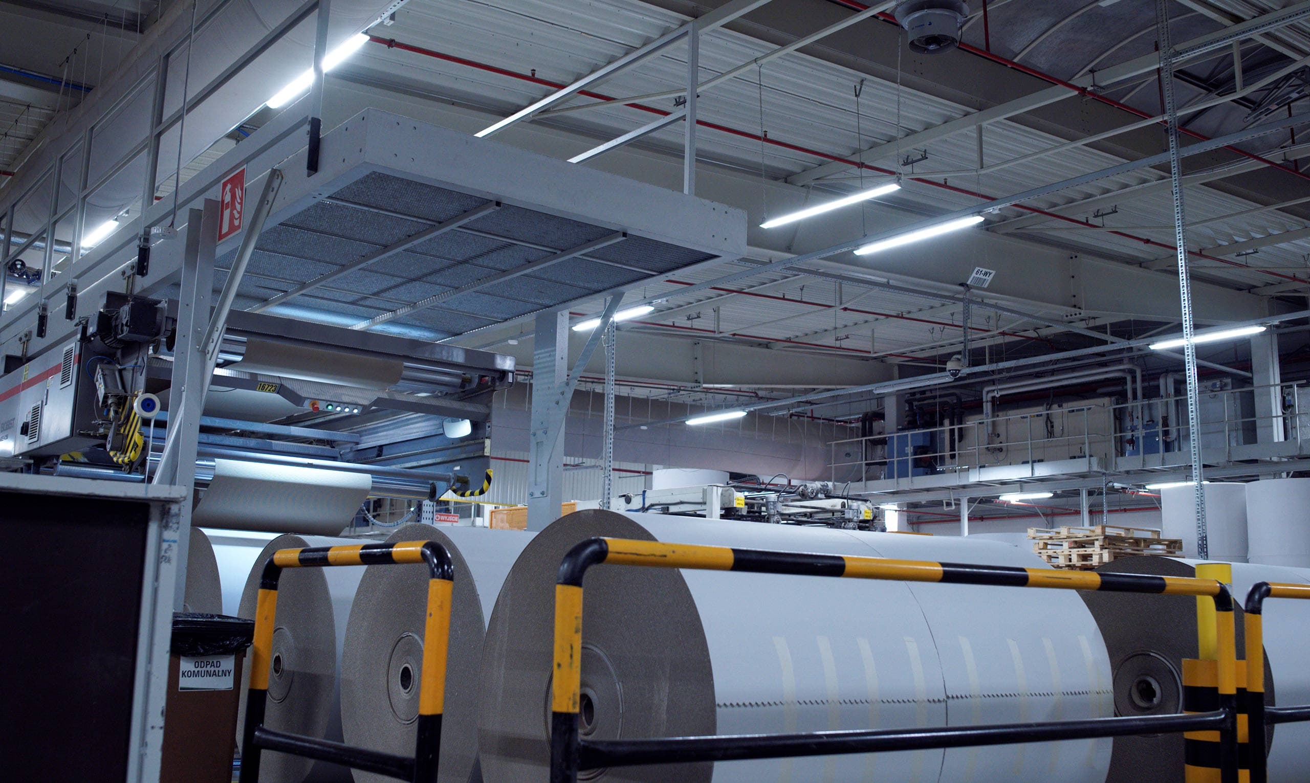 Nowoczesne oprawy LED oświetlające wnętrze hali produkcyjnej Werner Kenkel