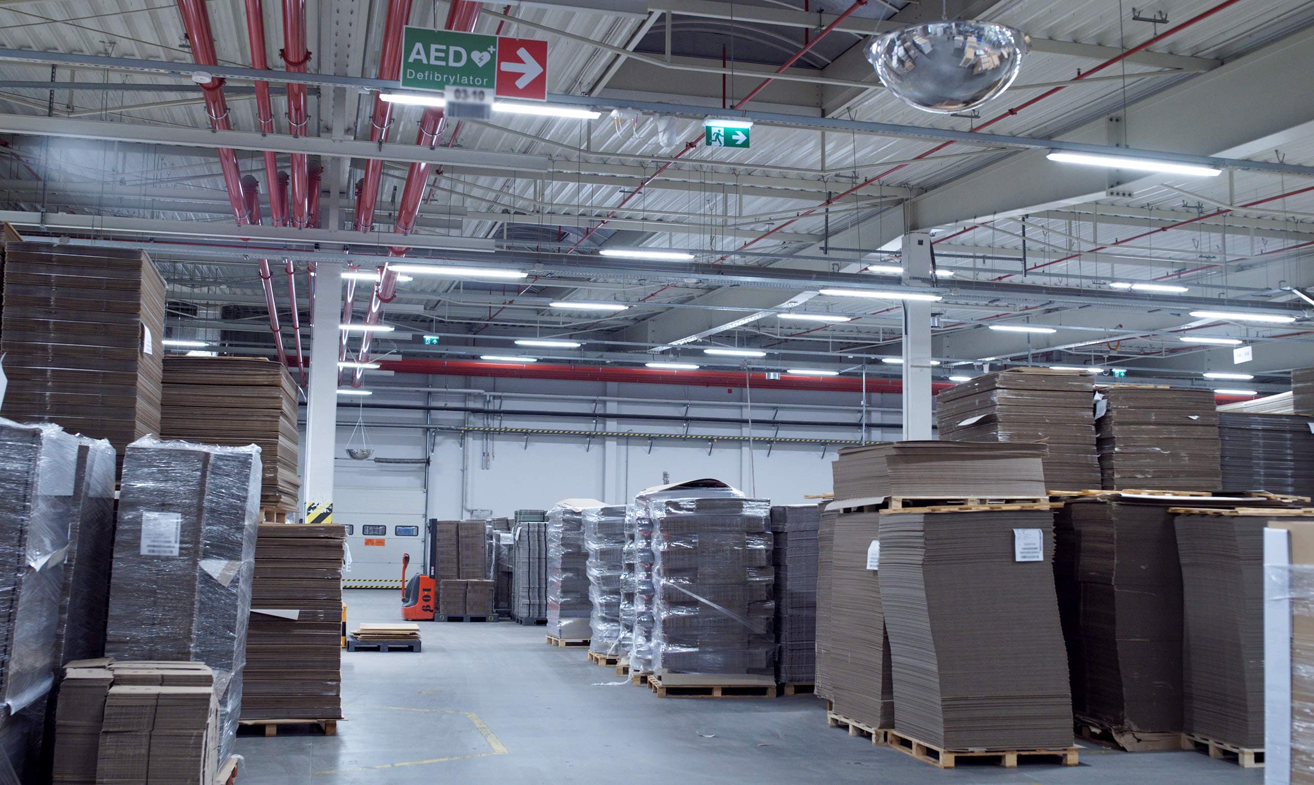 Nowa instalacja LED w przestronnej hali produkcyjnej z systemem BMS