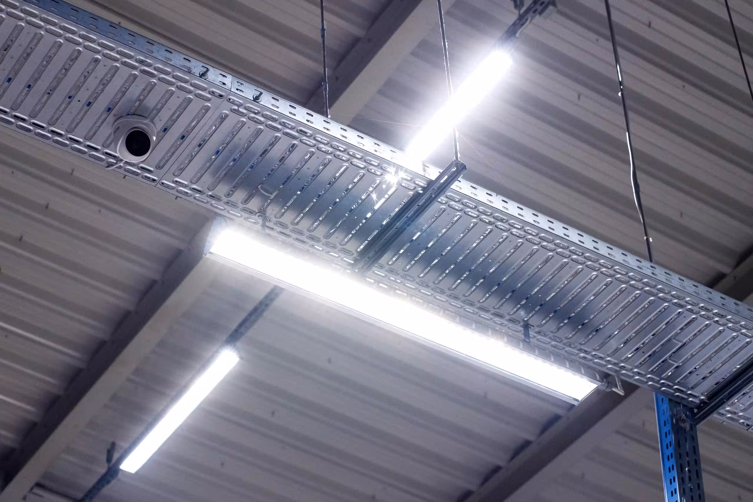 Oświetlenie LED w halach przemysłowych ZPAS Group, optymalizujące zużycie energii.