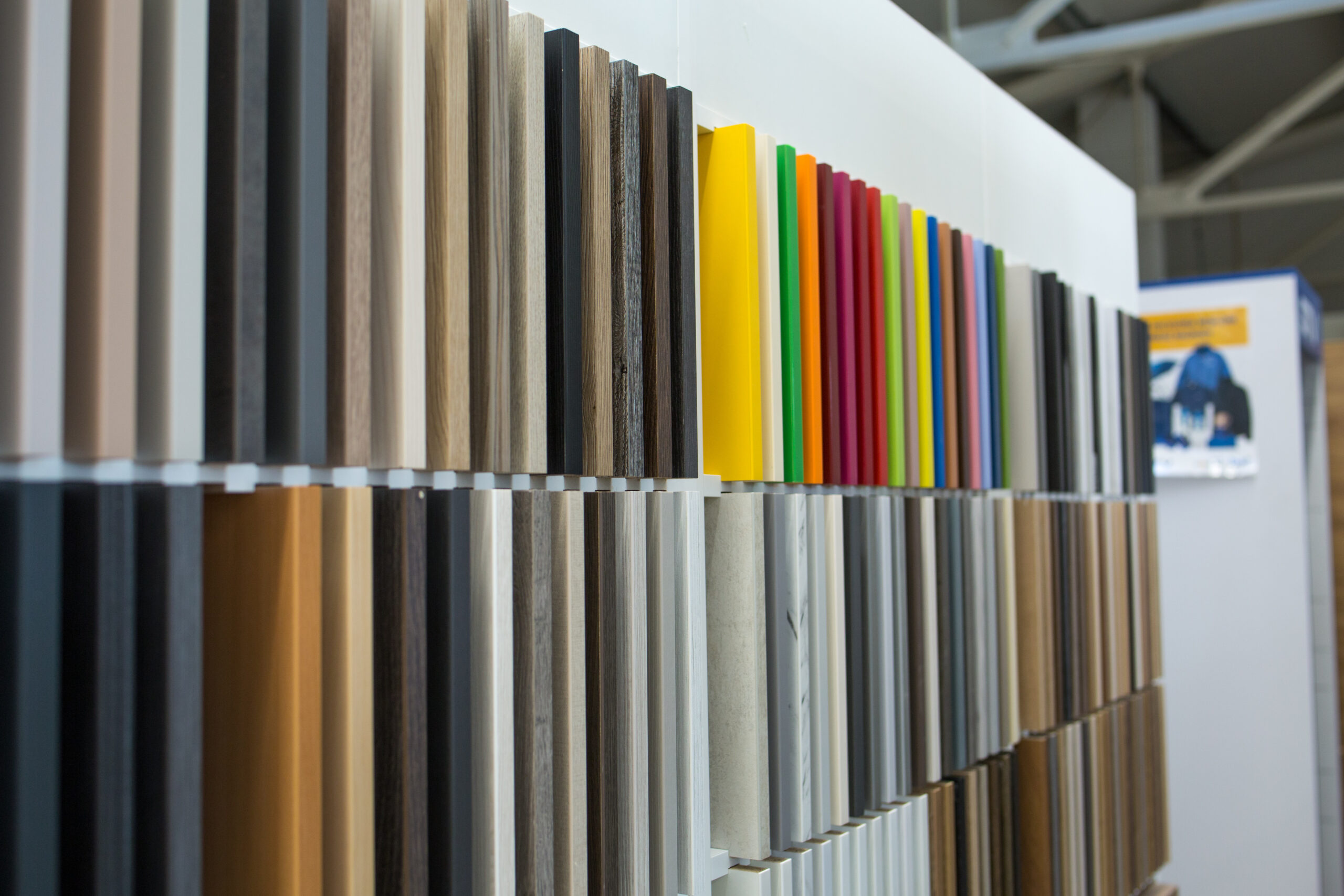 modernizowane oświetlenie LED w halach sprzedaży sieci BAT, zapewniające wyższy poziom natężenia światła.