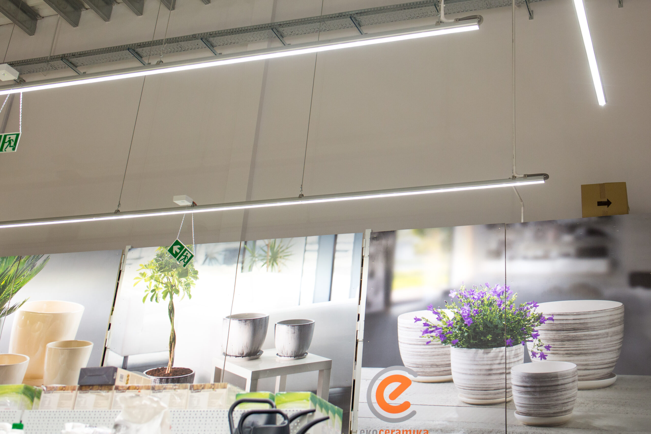 Zmodernizowane oświetlenie LED w halach sprzedaży sieci BAT, zapewniające wyższy poziom natężenia światła