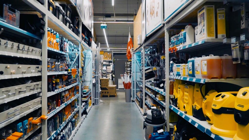 Oświetlenie LED w hali sprzedażowej PSB Mrówka Sulejów, zapewniające równomierne doświetlenie produktów