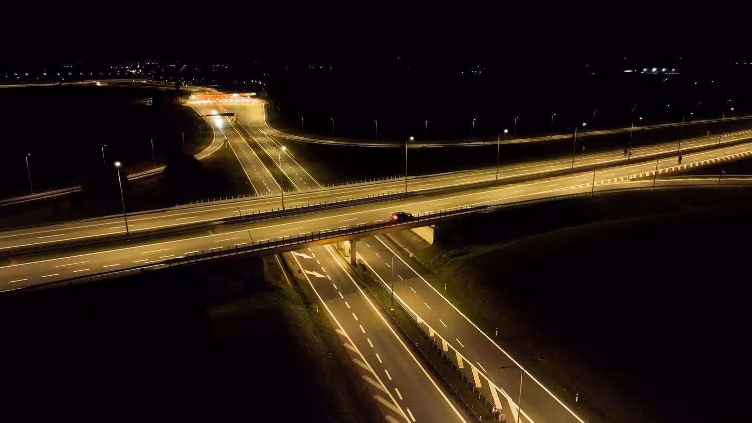 Oświetlony węzeł drogowy z oprawami LED widziany nocą
